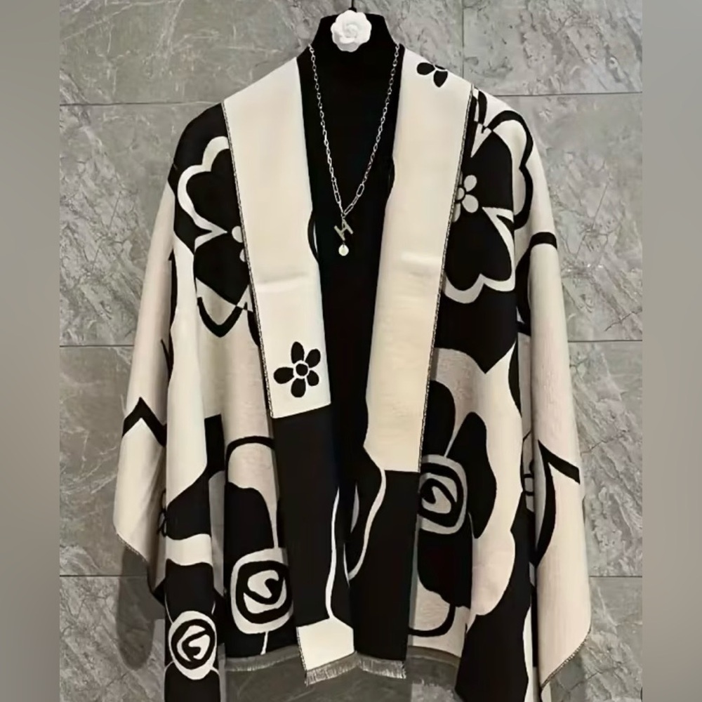 ❤️ Cozy, Elegant Black and White Floral Wrap